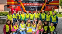 Lkw-Lenker Benedek Szöllösi und Klassenlehrerin Doris Szep mit den Kindern der 3b Klasse der Volksschule Wimpassing 