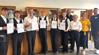 LAP Restaurantfachleute 1: Dominik Rieger, Fynn Luca Batschi, Rene Lachmann, Benjamin Nenonen, Leonie Gigler, Helene Janisch, Simon Tury (Prüfer), Lea-Sophie Stritzl, Tina Posch (Prüferin) und Dominik Krajasich (Prüferin) (v. l.) 