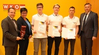 1. Platz „Professionals“: Wirtschaftskammerpräsident Andreas Wirth, Karin Wiedner (Abteilung Training & Development), die Lehrlinge Sebastian Bergmann und Rene Meyerbeck sowie Lehrlingsausbilder Roland Friedl von der Sattler SUN-TEX Gmbh (Rudersdorf) und Wirtschaftskammerdirektor Harald Schermann (v. l.).