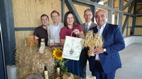 Martin Pinczker (Bioproduzent), Markus Fritz (PANNATURA), Landeshauptmann-Stv. Astrid Eisenkopf, Mario Winkler (Österreichische Hagelversicherung) und Hannes Mosonyi (Obmann des burgenländischen Agrarhandels) (v. l.). 