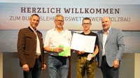 Der Oberösterreicher David Pargfrieder (2. v. r.) siegt beim Bundeslehrlingswettbewerb Holzbau in Rust. Im Bild mit Bundesinnungsmeister Simon Kathrein, Landesinnungsmeister Mst. Josef Sachs und Spartenobmann KommR Anton Putz (v. l.)