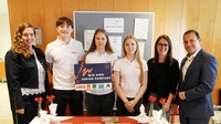 Die Drittplatzierten „Bar & Snack Cookies“ mit Junge Wirtschaft-Landesvorsitzender Bea Ulreich (l.), Junge Wirtschaft-Landesgeschäftsführerin Birgit Halper (2. v. r.) und Wirtschaftskammerpräsident Andreas Wirth (r.).