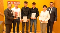 1. Platz „Rookies“: Wirtschaftskammerpräsident Andreas Wirth, Lehrlingsbeauftragter Adalbert Müllner, die Lehrlinge Matthias und Sebastian Nemec sowie Birgit Schuh (Personalverwaltung) von der Felix Austria GmbH (Mattersburg) und Wirtschaftskammerdirektor Harald Schermann (v. l.).