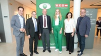 Der kaufmännische Geschäftsführer des Flughafens Wien, Christoph Schmidt, Wirtschaftskammerpräsident Andreas Wirth, Arbeitsrechtsexperte Günter Steinlechner, Moderatorin Lisa Hotwagner, Deloitte-Director Anna Hundstorfer und Keynote-Speaker Harry Gatterer (v. l.). 