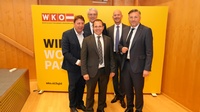 Wirtschaftskammerpräsident Andreas Wirth (vorne, 2. v. l.) und Wirtschaftskammerdirektor Harald Schermann (vorne, r.) mit den Wirtschaftskammer-Vizepräsidenten KommR Rudolf Könighofer, KommR Paul Kraill und Martin Horvath (v. l.). 