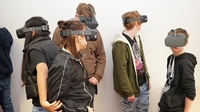 Mehrere Personen mit VR-Brillen