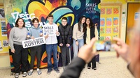 Mehrere Kinder nebeneinander stehend vor Leinwand mit Grafiti Skills Week Austria Tafeln haltend