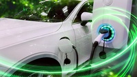 Weißes Elektroauto tankt Strom, grünleuchtende Linien