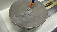 Detailansicht eines Schleifgeräts mit aufgemaltem Elefanten