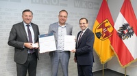 Wirtschaftskammerdirektor Harald Schermann (l.) und Wirtschaftskammerpräsident Mst. Andreas Wirth (r.) beglückwünschten Christoph Blum. 