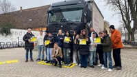 Klasse vor LKW