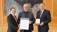 Ehrenmedaille: Wirtschaftskammerpräsident Mst. Andreas Wirth, KommR Josef Wiener und Wirtschaftskammerdirektor Harald Schermann