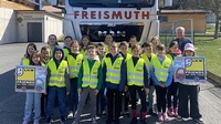 Transportunternehmer Gottfried Freismuth mit den Kindern der 3. Klasse der Volksschule Deutsch Kaltenbrunn