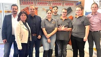 Seitens der Jury Gerhard Csida (Baustoffgroßhandel Koch), Fachgruppengeschäftsführerin Martina Rauchbauer (WKB), der Obmann des Baustoffhandels KommR Werner Adelmann (WKB) (v. l.) und Michael Lehrner (Berufsschule)(r.) mit den Lehrlingen Tamara Ehrenreiter, Sirius Luca Laudonia, Dorian Kerstberger und Jasmin Biritz (v. l.). 