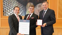 Ehrenmedaille: Wirtschaftskammerpräsident Mst. Andreas Wirth, KommR Klaus Duller und Wirtschaftskammerdirektor Harald Schermann