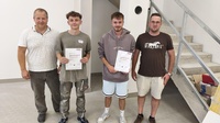 Bernhard Friedl (Prüfungskommission), Sandro Spatzenegger, Benjamin Pieler und Martin Ringbauer (Prüfungskommission) (v. l.) 