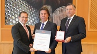 Goldene Ehrenmedaille: Wirtschaftskammerpräsident Mst. Andreas Wirth, KommR Gerald Guttmann und Wirtschaftskammerdirektor Harald Schermann