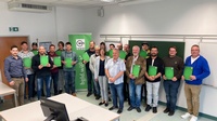 WIFI-Produktmanager Gerald Munzenrieder (l.), die Lehrgangsleiter Barbara Vanek (vorne 6. v. r.) und Peter Gisch (vorne 5. v. r.) mit den erfolgreichen Absolventen. 