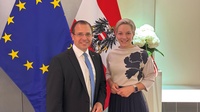 Präsident Andreas Wirth gratuliert Bettina Dorfer-Pauschenwein 