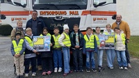 Klassenlehrerin Ursula Pasch, LKW-Fahrer Peter Varga und Direktor Wilhelm Miklos mit den Kindern der 3. und 4. Klasse der Volksschule Siget 
