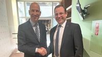 Bundesminister Martin Kocher mit Wirtschaftskammerpräsident Andreas Wirth (v. l.). 