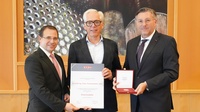 Ehrenmedaille: Wirtschaftskammerpräsident Mst. Andreas Wirth, KommR Peter Pauschenwein und Wirtschaftskammerdirektor Harald Schermann
