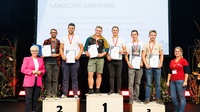 Gruppenbild der Gewinner der AustrianSkills 2023 im Beruf Gartengestalter bei der Siegerehrung