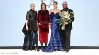 Stargast Heather Mills, Gewinnerin Elke Acs mit Model in Siegerkreation sowie Creative Director Wolfgang Reichl (v. l.).  