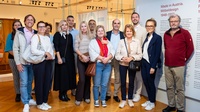 Gruppenfoto der Teilnehmer:innen stehen im Möbelmuseum