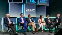 V.l.n.r.: Moderator Georg Wailand; Michael Böhmer, Managing Partner & Chefökonom, Prognos; Karl-Theodor zu Guttenberg, ehem. Bundesminister Bundesrepublik Deutschland; Véronique Willems, Generalsekretärin, SMEunited; Markus J. Beyrer, Generaldirektor, BusinessEurope; Ulf Poschardt, Chefredakteur, WELTN24
