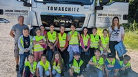 Lkw-Fahrer Bernd Götz und Klassenlehrerin Lisa Weigl mit den Kindern der 3c-Klasse der Volksschule Kittsee. // Foto © WKB