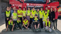 Die Klassenlehrerinnen Shaina Whitfield und Barbara Mayr, Schulassistentin Zdenka Juric und Transportunternehmer Harald Grundwald mit den Kindern der 2. und 3. Klasse der Allgemeinen Sonderschule Eisenstadt.