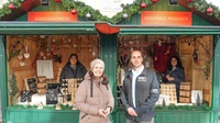 Melanie Eckhardt (Obfrau des burgenländischen Markthandels) und Benjamin Fink (Vorsitzender der Fachvertretung des Kunsthandwerks) vor dem Stand von Priscilla Otero Crisanto (l.) und Luz Crisanto Calle de Feymann am Eisenstädter Christkindlmarkt 