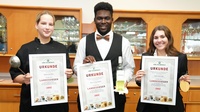 Die Landessieger Katharina Eöry (Küche), Kelvin Pinczolich (Service) und Valentina Lubi (HGA) (v. l.). 