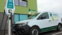 Blick auf ein E-Auto, an der Ladestation angeschlossen vor dem Green Testing Lab-Geb#ude