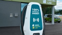 Blick auf eine E-Auto-Ladestation bei Green Testing Lab, gebrandet