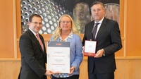 Goldene Ehrenmedaille: Wirtschaftskammerpräsident Mst. Andreas Wirth, KommR Martina Wende und Wirtschaftskammerdirektor Harald Schermann