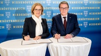 Landeshauptfrau Johanna Mikl-Leitner und Wirtschaftskammer NÖ Präsident Wolfgang Ecker unterzeichneten die Verlängerung für die NAFES-Aktion.