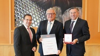 Ehrenmedaille: Wirtschaftskammerpräsident Mst. Andreas Wirth, Friedrich Karner und Wirtschaftskammerdirektor Harald Schermann