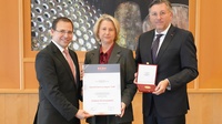 Goldene Ehrenmedaille: Wirtschaftskammerpräsident Mst. Andreas Wirth, KommR Bettina Mayer-Toifl und Wirtschaftskammerdirektor Harald Schermann