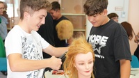 Angehende Lehrlinge beim Stylen von Locken