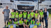 Lkw-Fahrer Bernd Götz und Klassenlehrerin Jessica Nekowitsch mit den Kindern der 3b-Klasse der Volksschule Kittsee. // Foto © WKB
