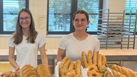 Die frischgebackenen Bäckerinnen Laura Stefanie Wurzinger und Luise Petz