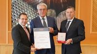 Große Goldene Ehrenmedaille: Wirtschaftskammerpräsident Mst. Andreas Wirth, Vizepräsident a.D. KommR Paul Kraill und Wirtschaftskammerdirektor Harald Schermann