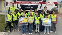 Klassenlehrerin Beate Wurzinger und Lkw-Fahrer Stefan mit den Kindern der 3. und 4. Klasse der Volksschule St. Andrä am Zicksee 