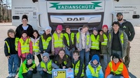 Klassenlehrerin Katharina Schweifer und Lkw-Lenker Stefan Sommer mit den Kindern der 3a Klasse der Volksschule Bruckneudorf. 