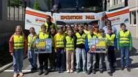 Klassenlehrerin Julia Rois und LKW-Fahrer Peter Varga mit den Kindern der <br />
4. Klasse der Volksschule Bad Tatzmannsdorf.