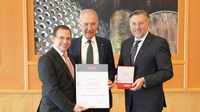 Große Goldene Ehrenmedaille: Wirtschaftskammerpräsident Mst. Andreas Wirth, Präsident a.D. Peter Nemeth und Wirtschaftskammerdirektor Harald Schermann