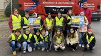 Klassenlehrerin Christine Jezik und Lkw-Fahrer Peter Pollreis mit den Kindern der 4. Klasse der Volksschule Halbturn 