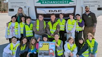 Klassenlehrerin Petra Hiermann und Lkw-Lenker Stefan Sommer mit den Kindern der 4. Klasse der Volksschule Bruckneudorf. 